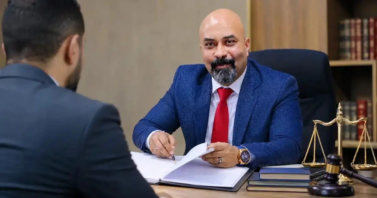 الأستاذ سعد فتحي سعد محامٍ بالنقض والدستورية العليا يراجع عقد بيع عقاري في دعوى صحة ونفاذ بدل صحة التوقيع في مصر