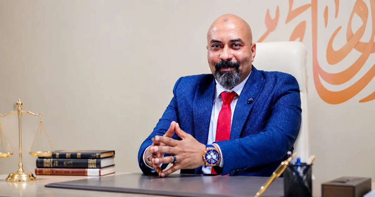 الأستاذ سعد فتحي سعد محامٍ بالنقض والدستورية العليا يراجع ملف طعن بالنقض في مصر