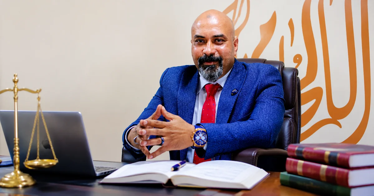 صورة الأستاذ سعد فتحي سعد محامٍ بالنقض والدستورية العليا أثناء مراجعة حكم جنائي لتحديد الفساد في الاستدلال في الحكم الجنائي في مصر.