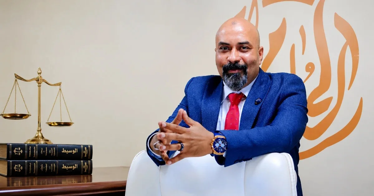 محامي بالنقض يراجع المستندات ضمن مقال سعد فتحي سعد أفضل محامي في مصر للاستشارات القانونية.