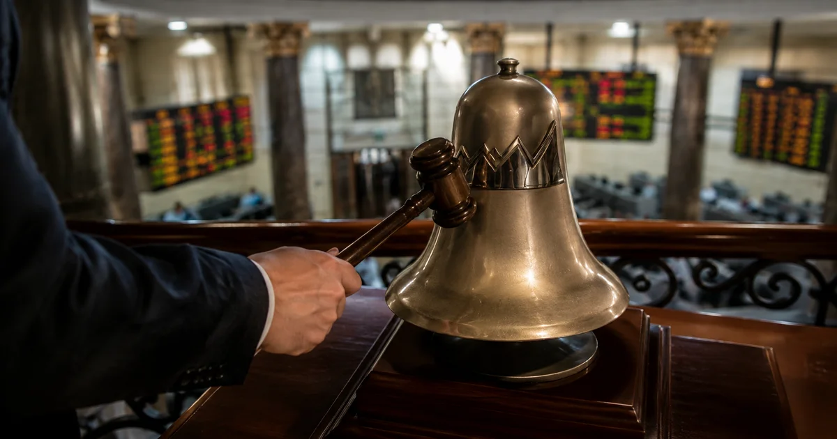 قرع جرس البورصة المصرية إيذانًا ببدء تداول الأسهم.